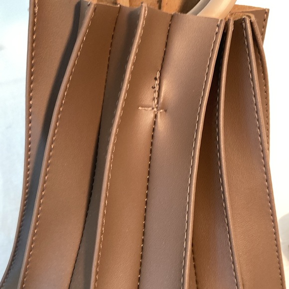 Pleated Vegan slingbag wooden round handles crossbody brown NWOT - Picture 11 of 12